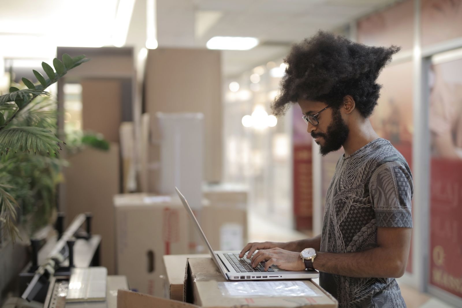 Un jeune professionnel portant des lunettes travaille sur un ordinateur portable